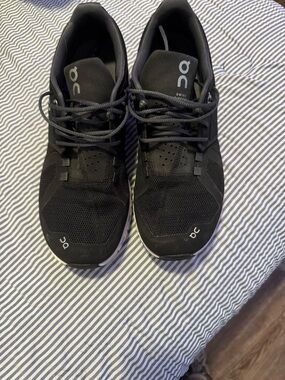 On Running Men's Black Athletic Cloud-Style Running Shoes
